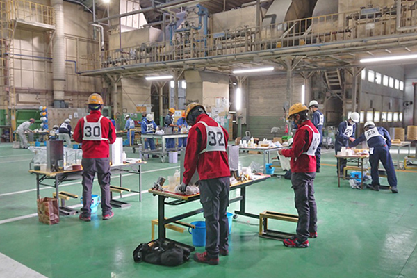 作業開始の準備をする3人