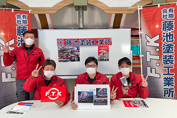 笑顔の４人でハイポーズ