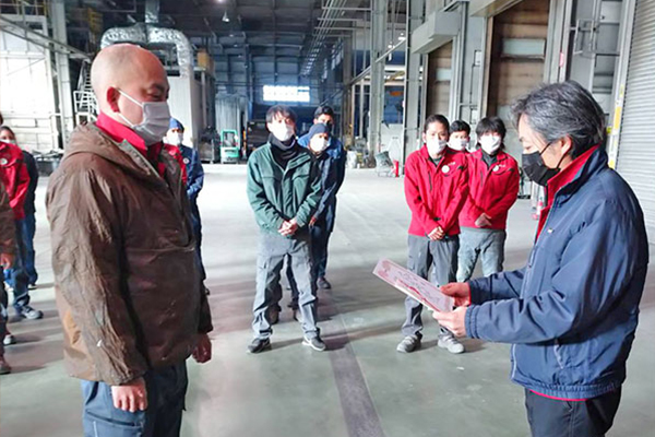 社長から表彰状を頂く