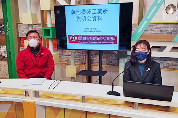 オンライン説明会に参加する二人