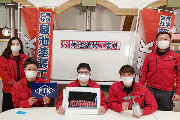 スタジオで記念撮影する5人